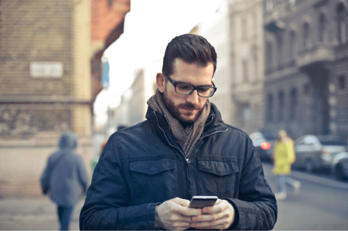 スマホを使う男性の図