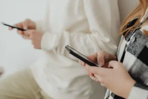 スマホをいじる奥手男子は好き避け？脈なしとの見極め方と男性心理