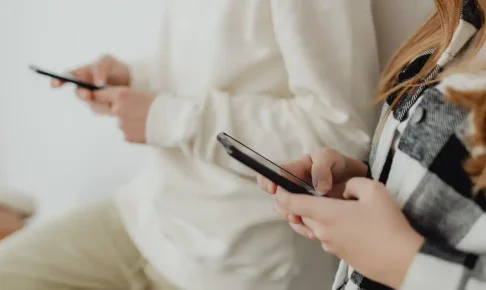 スマホをいじる奥手男子は好き避け？脈なしとの見極め方と男性心理