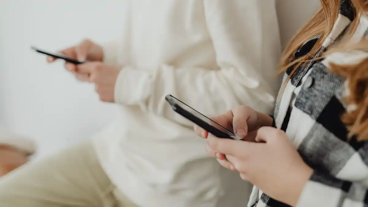 スマホをいじる奥手男子は好き避け？脈なしとの見極め方と男性心理