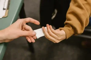 奥手男子は浮気する？「奥手＝誠実」とは限らない理由と心理を解説