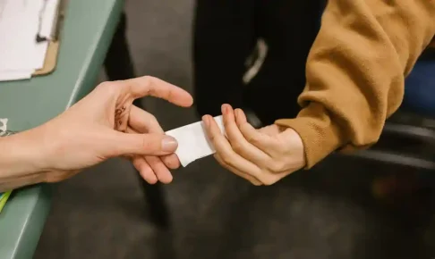 奥手男子は浮気する？「奥手＝誠実」とは限らない理由と心理を解説