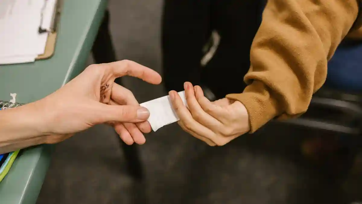 奥手男子は浮気する？「奥手＝誠実」とは限らない理由と心理を解説