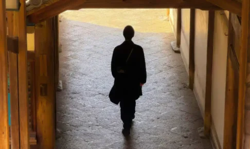 マッチングアプリのプロフィールで、相手の嘘を見抜く方法