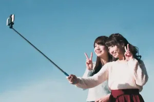 マッチングアプリやLINEのプロフィール画像で好印象なのは自撮り？それとも他撮り？