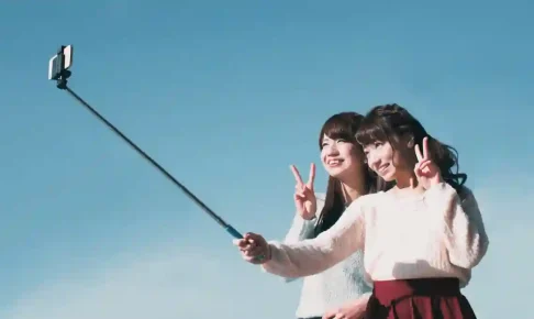 マッチングアプリやLINEのプロフィール画像で好印象なのは自撮り？それとも他撮り？