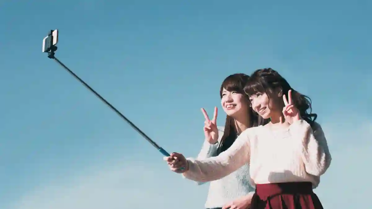 マッチングアプリやLINEのプロフィール画像で好印象なのは自撮り？それとも他撮り？