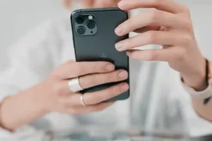 彼とのLINE、もっと自分勝手でいいかも？科学的に証明された「自己開示」が恋を救う理由