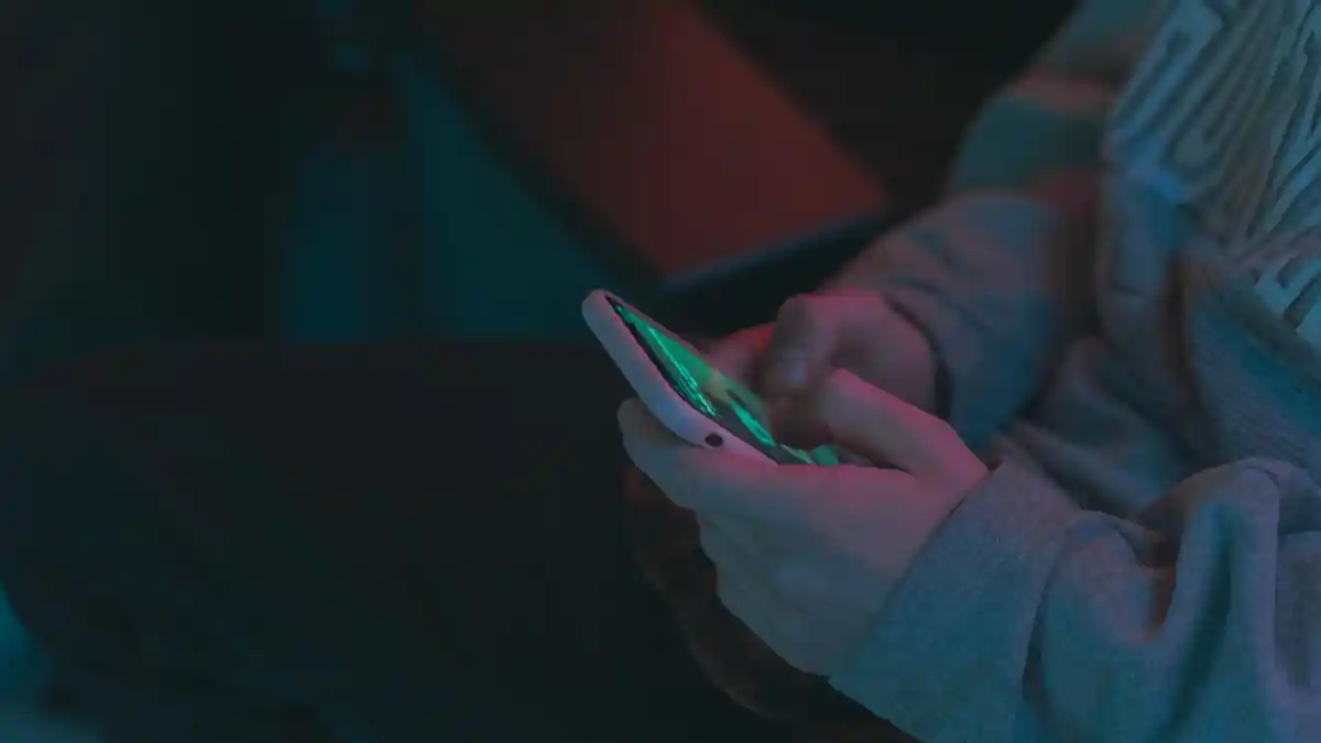 奥手男子とのLINEは「テンポ感」を合わせた方が脈ありになりやすいと言える科学的理由