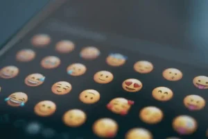 男性は、気になる女性が使っている絵文字を自分も使いたくなるぞ！っていう研究の話
