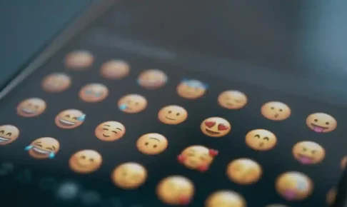 男性は、気になる女性が使っている絵文字を自分も使いたくなるぞ！っていう研究の話