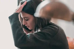 「定期的にデートを重ねているのに、奥手男子が誕生日を祝ってくれない」 「出会って2年も経つのに、誕生日を完全にスルーされた」 夜、ベッドの中でスマホを見つめながら、このように悩んでいませんか。 公式LINEの通知が鳴るたびに期待しては、既読スルーのまま時間が過ぎ、虚しさを感じているアネゴも多いはずです。 「彼はシャイだから、お祝いするのが恥ずかしいだけかもしれない」 そう思って彼の行動を好意的に解釈したくなる気持ちは分かります。 しかし、奥手という言葉を言い訳にしてただ待ち続けるだけでは、現状は変わりません。 この記事では、誕生日を祝ってくれない奥手男子のリアルな3つの心理と、彼の本気度を冷静に見極めるステップを忖度なしで詳しく解説します。 これ以上、彼の曖昧な態度に振り回される夜を終わりにするために、まずは彼の本当の脳内を知ることから始めましょう。