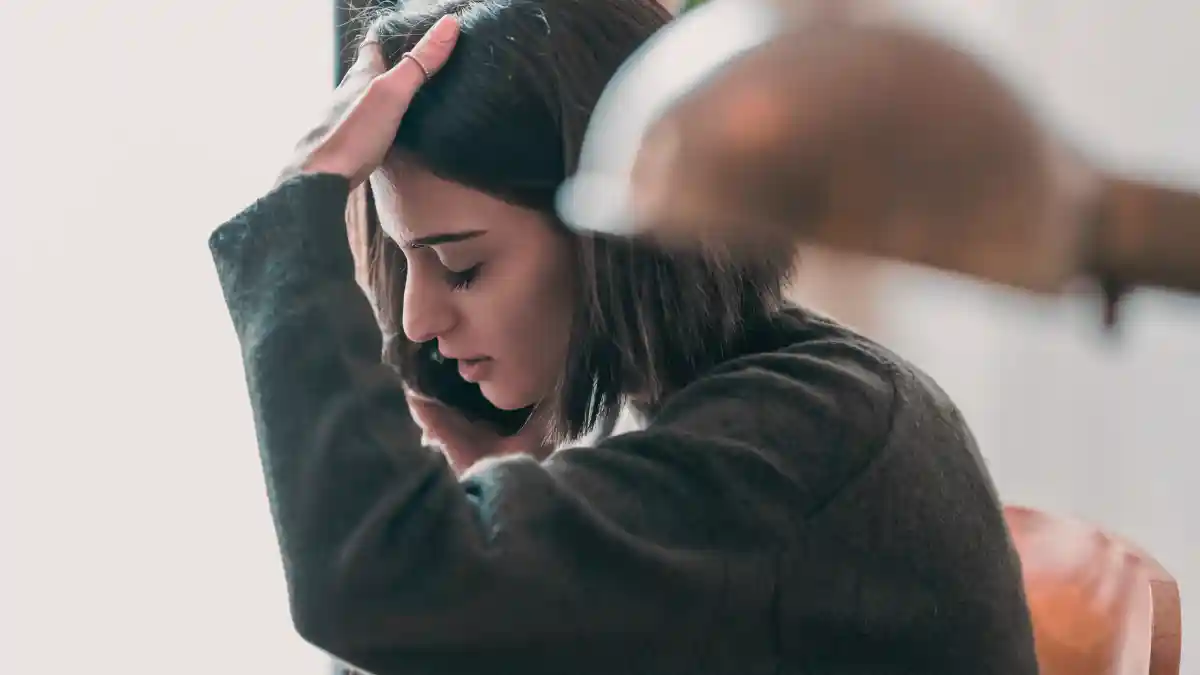 「定期的にデートを重ねているのに、奥手男子が誕生日を祝ってくれない」 「出会って2年も経つのに、誕生日を完全にスルーされた」 夜、ベッドの中でスマホを見つめながら、このように悩んでいませんか。 公式LINEの通知が鳴るたびに期待しては、既読スルーのまま時間が過ぎ、虚しさを感じているアネゴも多いはずです。 「彼はシャイだから、お祝いするのが恥ずかしいだけかもしれない」 そう思って彼の行動を好意的に解釈したくなる気持ちは分かります。 しかし、奥手という言葉を言い訳にしてただ待ち続けるだけでは、現状は変わりません。 この記事では、誕生日を祝ってくれない奥手男子のリアルな3つの心理と、彼の本気度を冷静に見極めるステップを忖度なしで詳しく解説します。 これ以上、彼の曖昧な態度に振り回される夜を終わりにするために、まずは彼の本当の脳内を知ることから始めましょう。